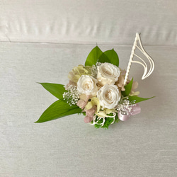 音符の花カゴ　プリザーブドフラワー　オフホワイトバラ　ピンクリボン 4枚目の画像