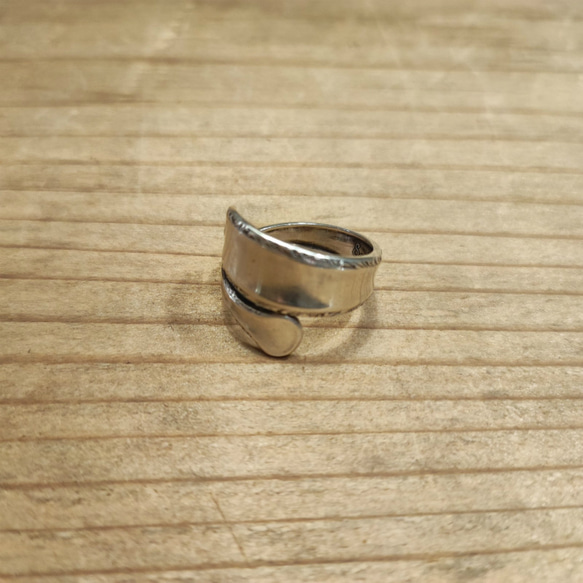 簡單的設計，即使是初次使用者也能輕鬆配戴。美國古董銀色湯匙重製戒指_0843 復古 第11張的照片