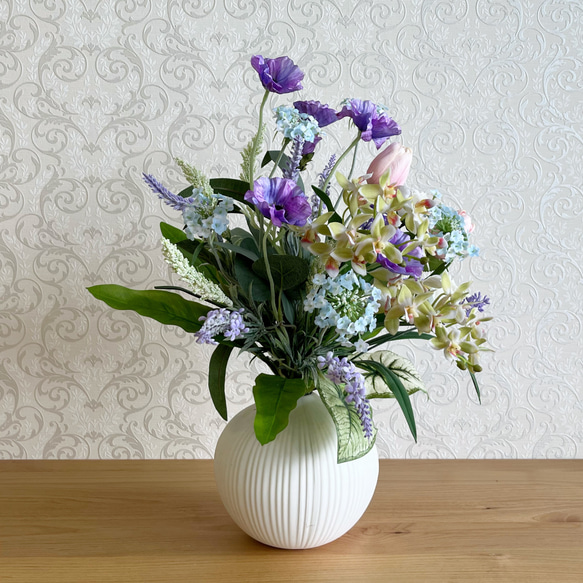 「送料無料」コロンとした花器の華やかなフラワーアレンジメント 3枚目の画像