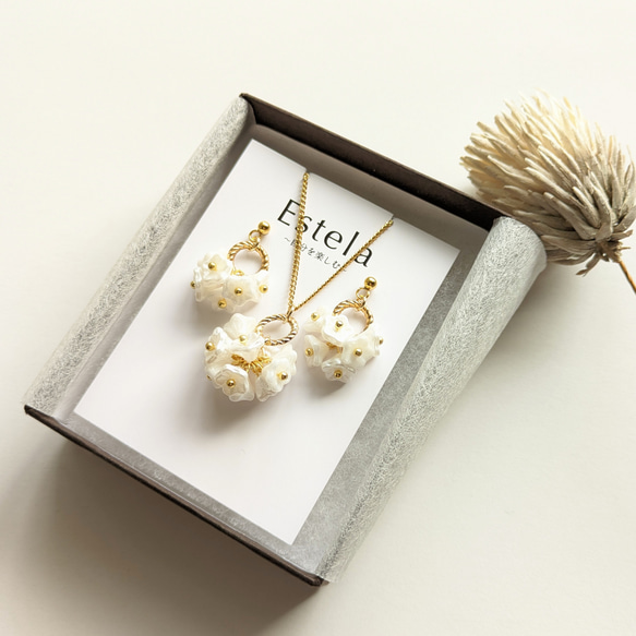 あなたに贈る花束　ホワイトブーケ　ネックレス＆ピアスセット　ハレの日　結婚式　入学式　金属アレルギー対応 5枚目の画像