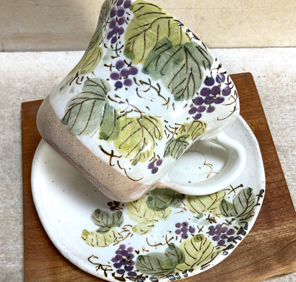 手描き粉引き野ブドウ柄コーヒー碗皿 3枚目の画像