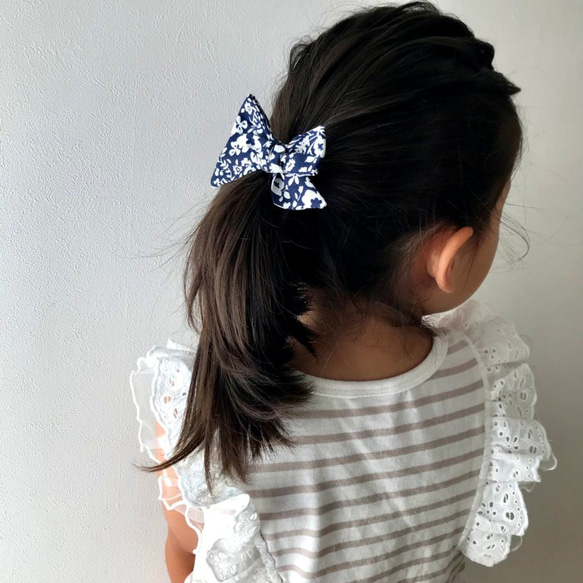 MIA - navy & white floral (ヘアクリップ or ヘアゴム) 3枚目の画像