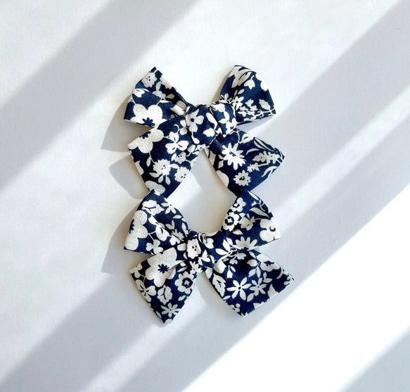 MIA - navy & white floral (ヘアクリップ or ヘアゴム) 2枚目の画像