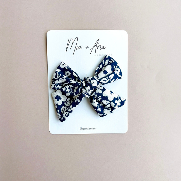 MIA Large - navy & white floral (ヘアクリップ or ヘアゴム) 2枚目の画像