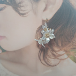 白花珍珠圈形耳環 第5張的照片