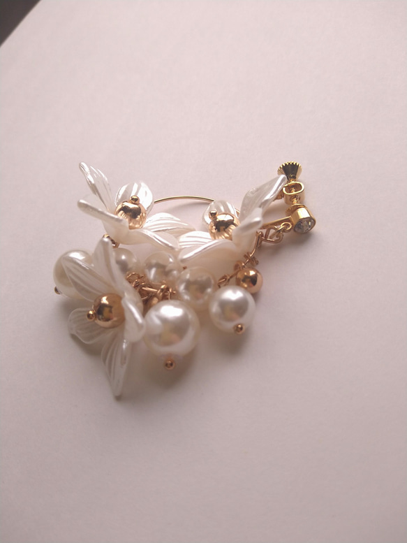 白花珍珠圈形耳環 第3張的照片