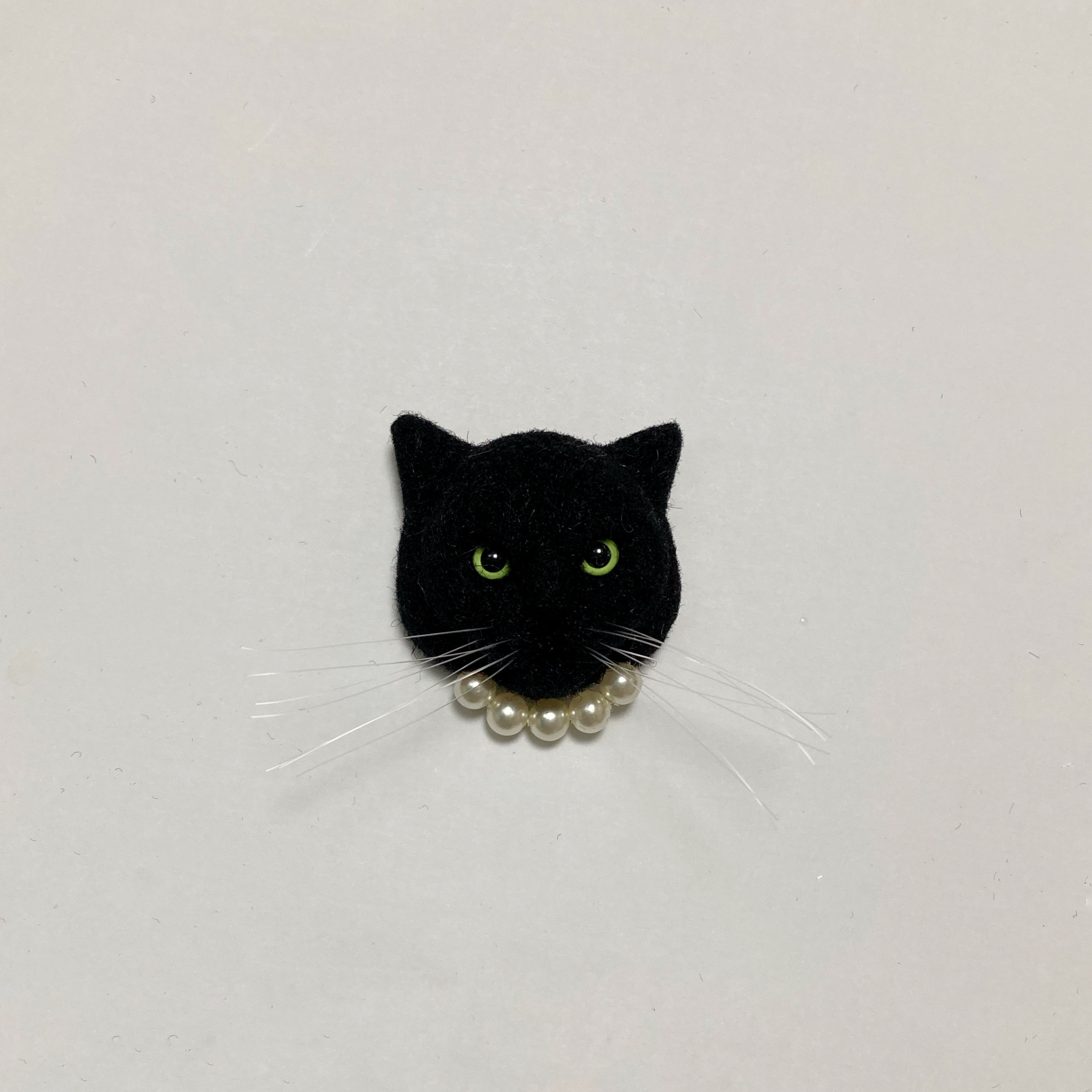 お花畑黒猫ミニレジンブローチ