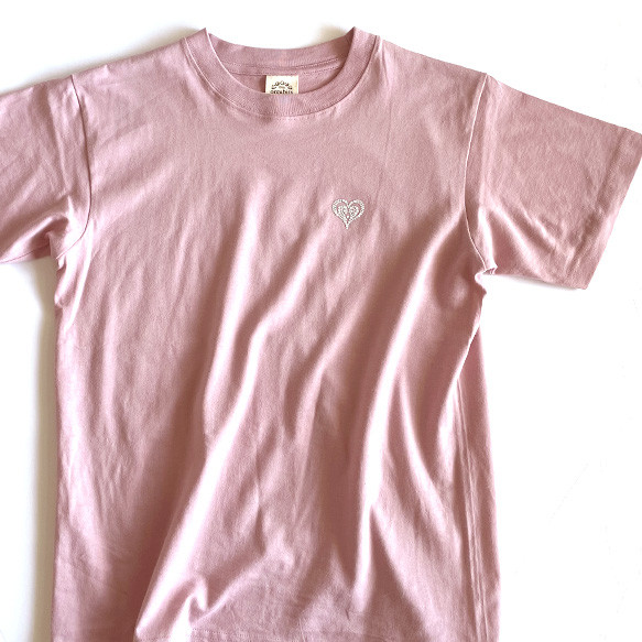 【4月20日まで】春限定！ピンクのハートTシャツ／オーガニックコットンTシャツ（受注生産）＊母の日ラッピング対応 2枚目の画像