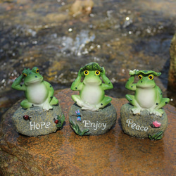 カエル置物 石の上かえる 飾り 三兄弟 蛙 ガーデニング インテリア オブジェ オーナメント 風水 縁起 雑貨 1枚目の画像