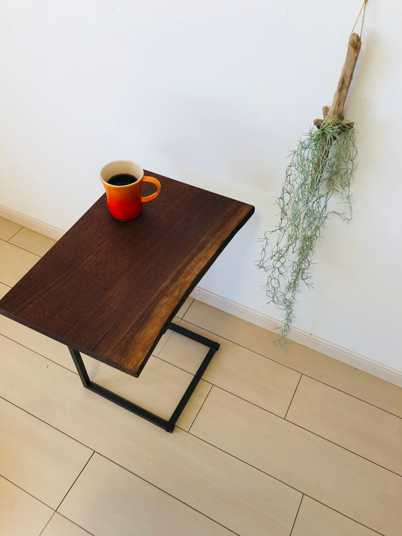 サイドテーブル　ブラックウォールナット　一枚板　コーヒーテーブル 4枚目の画像