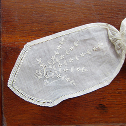 フランスアンティーク 刺繍 リボン パーツ リネン ベビー ドール 未使用品 2枚目の画像