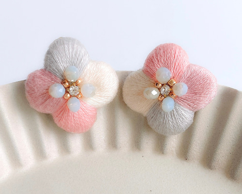 ぷっくりコロンとした4枚花びらの ピンク の 春色 カラーの お花 刺繍