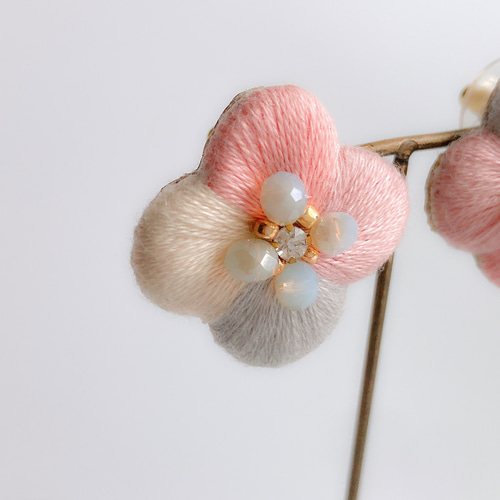 ぷっくりコロンとした4枚花びらの ピンク の 春色 カラーの お花 刺繍