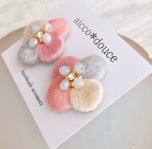 ぷっくりコロンとした4枚花びらの ピンク の 春色 カラーの お花 刺繍 ピアス イヤリング aicco 15枚目の画像