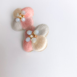 ぷっくりコロンとした4枚花びらの ピンク の 春色 カラーの お花 刺繍 ピアス イヤリング aicco 7枚目の画像