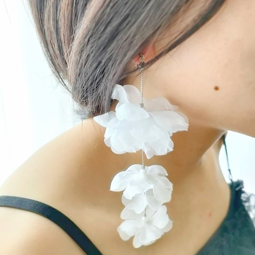 ふわふわドレスフラワー 大ぶりシフォンホワイトフラワー イヤリング