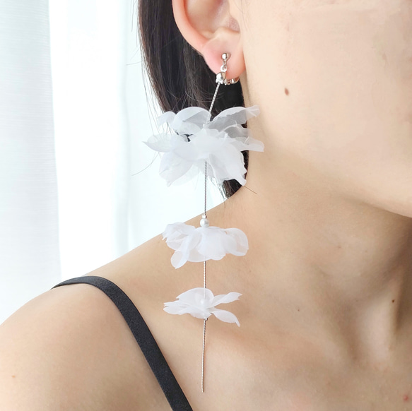 ふわふわドレスフラワー 大ぶりシフォンホワイトフラワー イヤリング