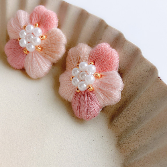 春色 ピンクの 5枚花びら 桜 の 大ぶり 一粒 刺繍ピアス　イヤリング　aicco 3枚目の画像
