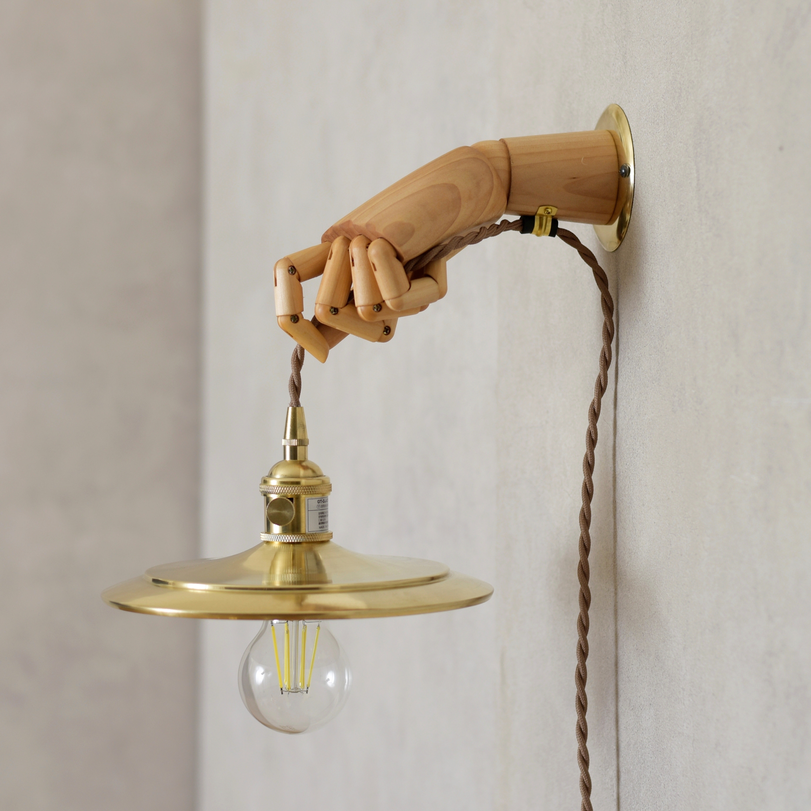 真鍮と木のマネキンライト　壁掛け　皿型シェード　大 14,212円