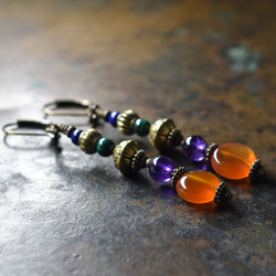 紅玉髓、紫水晶、孔雀石、青金石和蓮花黃銅耳環 第1張的照片