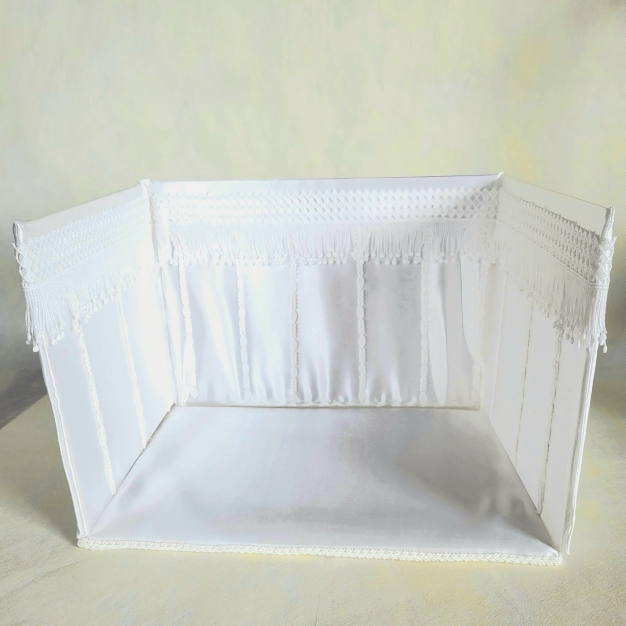 711 〈飾台〉【新仕様一体型】 白色地に白レース飾り両側面飾り付き