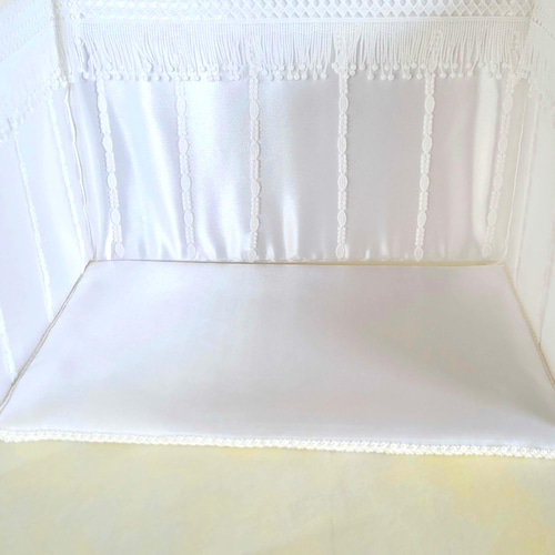 711 〈飾台〉【新仕様一体型】 白色地に白レース飾り両側面飾り付き