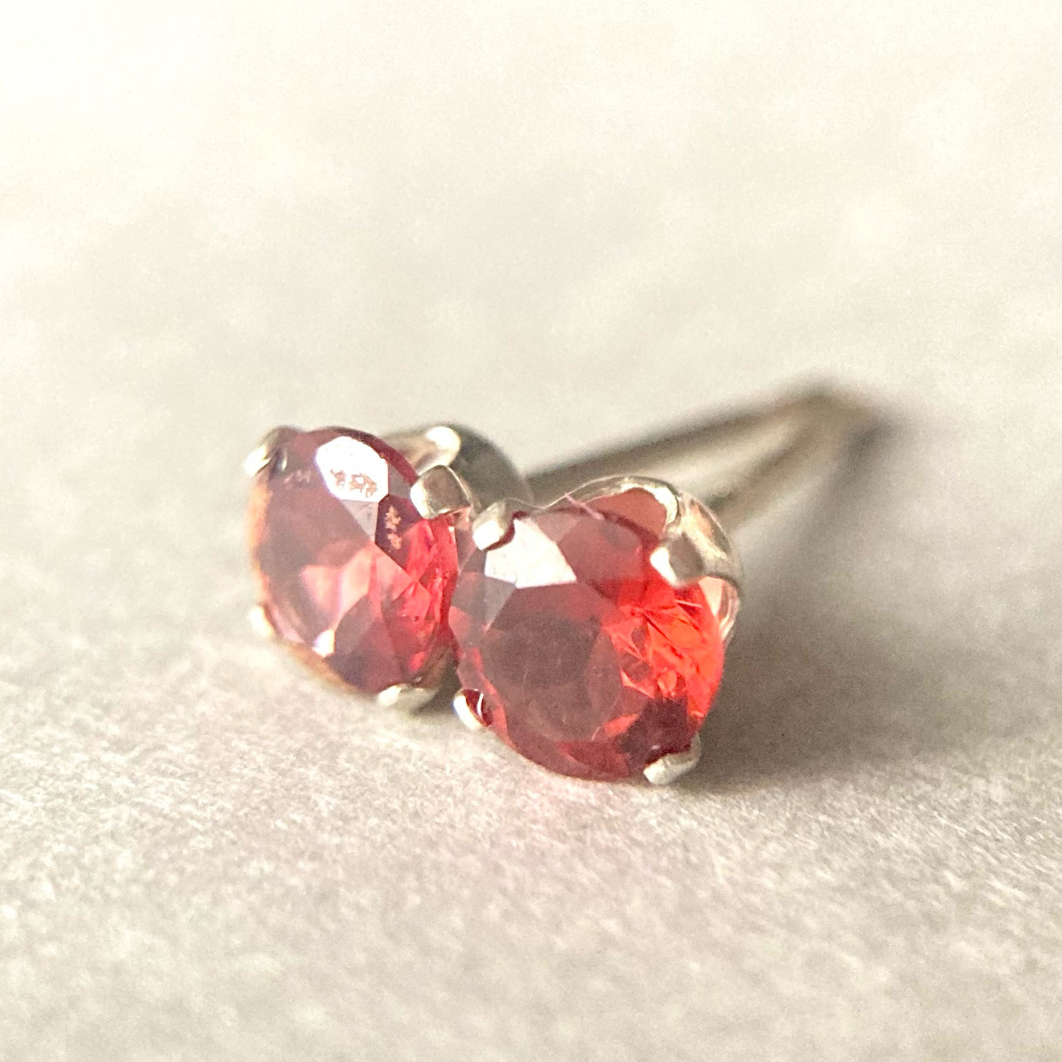 【柘榴石】モザンピークガーネットのスタッドピアス【Silver 4mm】