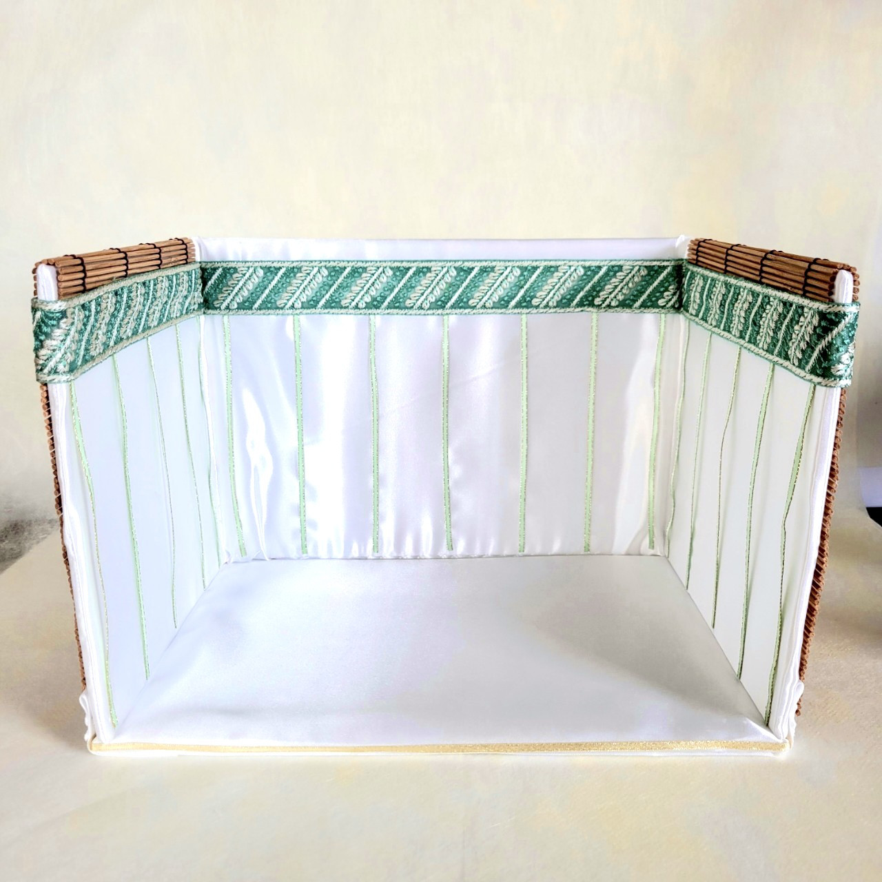 713 〈飾台〉【新仕様一体型】 白色地に緑葉刺繍入りオーガンジー上飾り両側面御簾飾り付き 4,150円