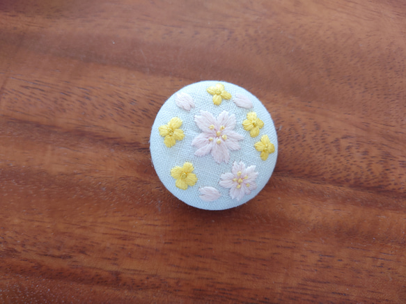 刺繍ブローチ「桜と菜の花」くるみボタン 4枚目の画像