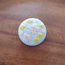 刺繍ブローチ「桜と菜の花」くるみボタン 5枚目の画像