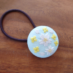刺繍ヘアゴム「桜と菜の花」くるみボタン 4枚目の画像