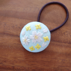 刺繍ヘアゴム「桜と菜の花」くるみボタン 3枚目の画像