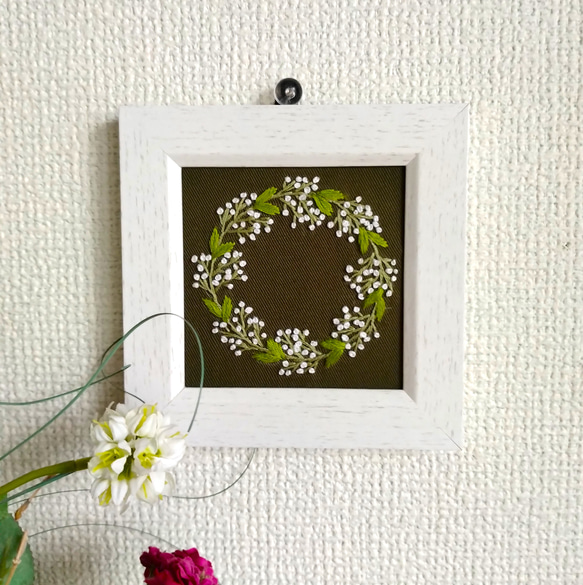 刺繡フレーム　カスミ草のリース 1枚目の画像