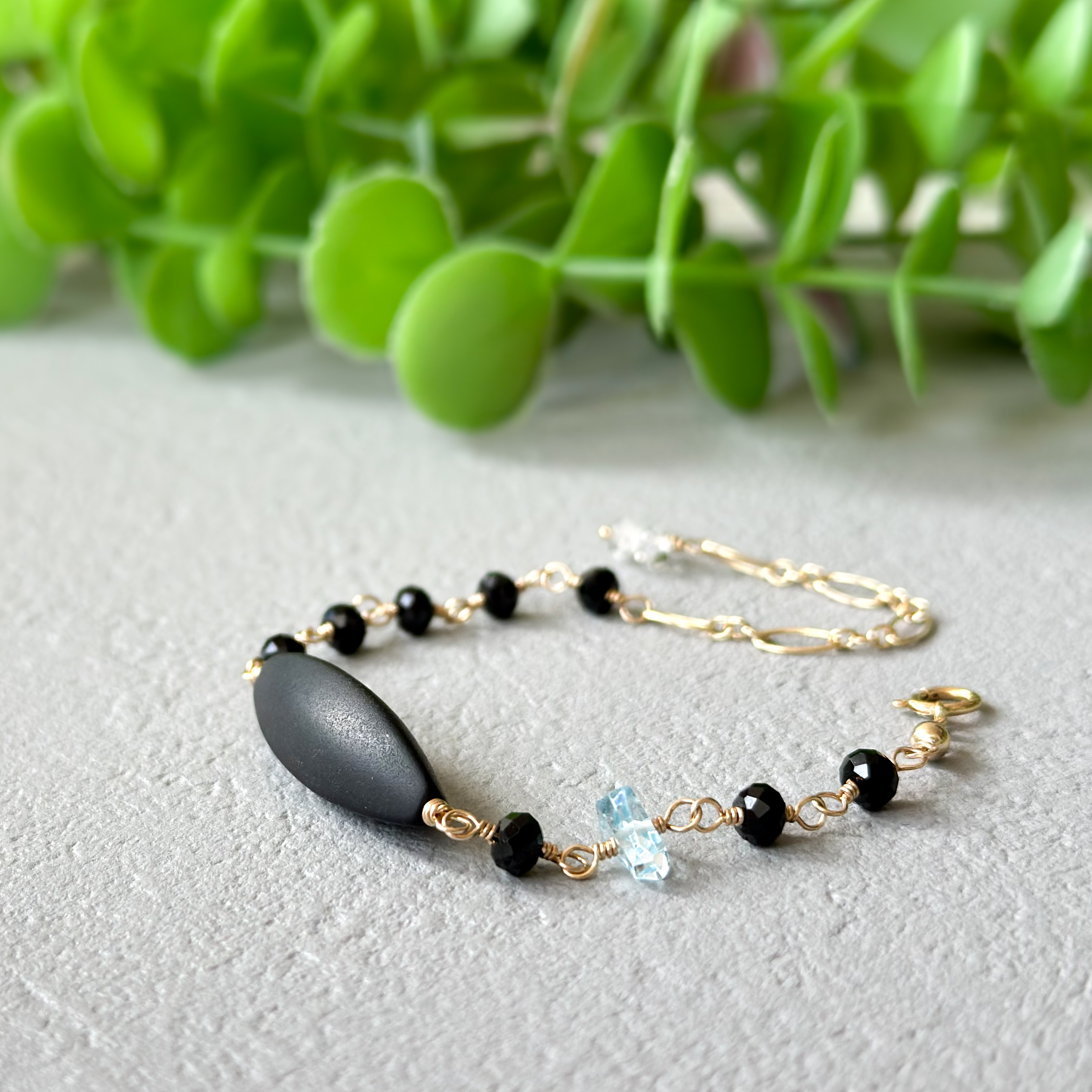 14kgf*ブラック×ブラックのブレスレット*ブルートパーズを添えて