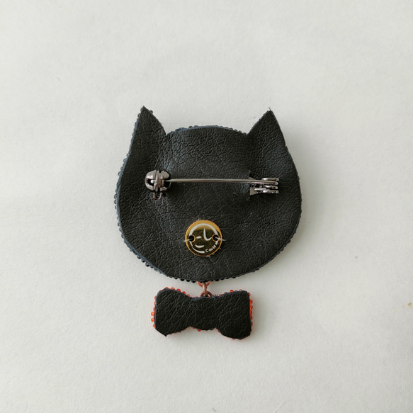 おしゃまな猫のブローチ 黒猫 オートクチュールビーズ刺繍 Black cat’s smile brooch 2枚目の画像