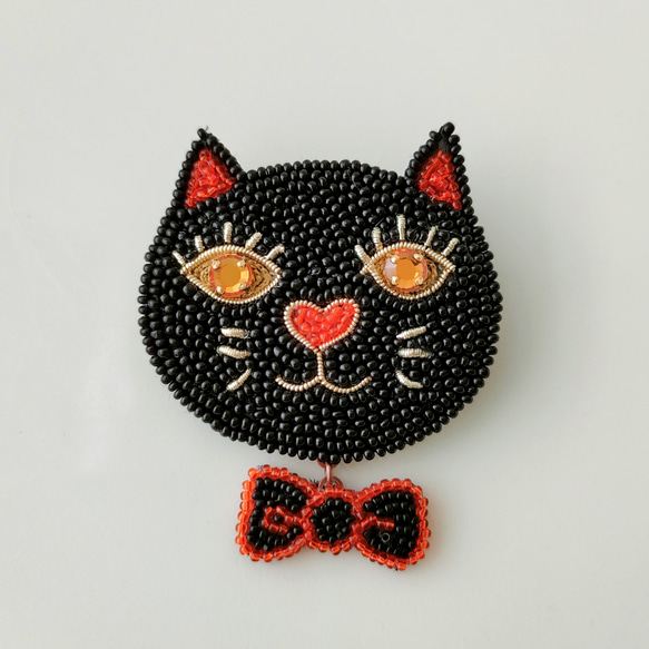 おしゃまな猫のブローチ 黒猫 オートクチュールビーズ刺繍 Black cat’s smile brooch 1枚目の画像