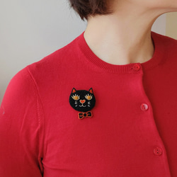 おしゃまな猫のブローチ 黒猫 オートクチュールビーズ刺繍 Black cat’s smile brooch 3枚目の画像