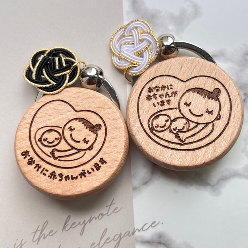 水引チャームのついた木製のマタニティマーク 両面仕様 双子対応可能