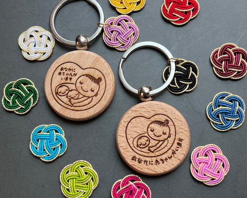 水引チャームのついた木製のマタニティマーク 両面仕様 双子対応可能