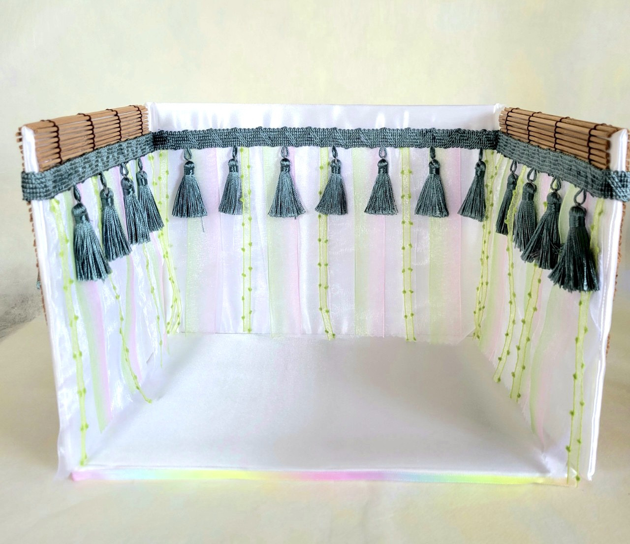 715 〈飾台〉 【新仕様一体型】白色地に壁代風オーガンジーと青碧色房飾り両側面御簾飾り付き 4,000円