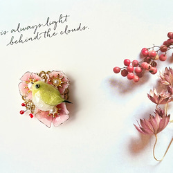 メジロと桜の帯留め・ブローチ（2way）orポニーフック　春におすすめ　桃色　緑色 2枚目の画像