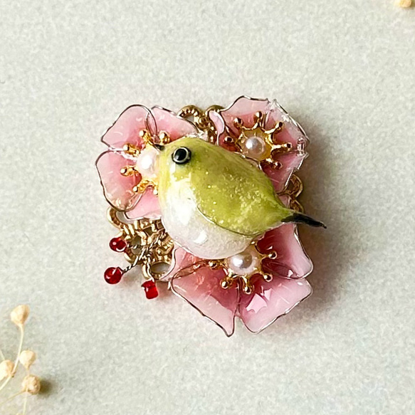 メジロと桜の帯留め・ブローチ（2way）orポニーフック　春におすすめ　桃色　緑色 1枚目の画像