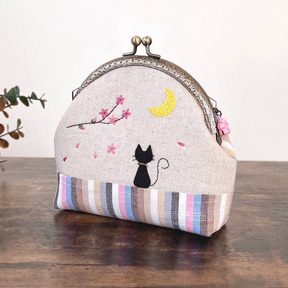 ＊会津木綿＊猫と月と桜の刺繍　がま口お化粧ポーチ（限定柄）《受注製作》 1枚目の画像