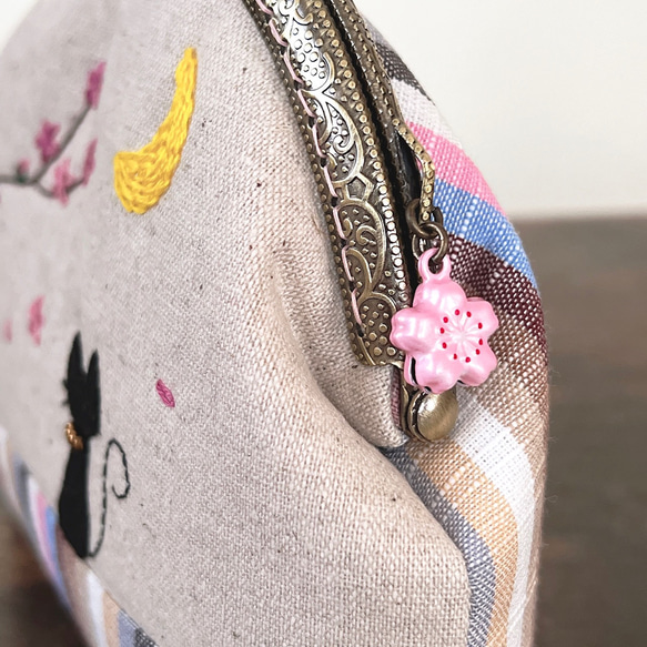 ＊会津木綿＊猫と月と桜の刺繍　がま口お化粧ポーチ（限定柄）《受注製作》 4枚目の画像