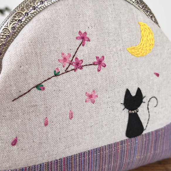 ＊会津木綿＊猫と月と桜の刺繍　がま口お化粧ポーチ（やたら紫ベージュ） 6枚目の画像