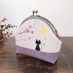 ＊会津木綿＊猫と月と桜の刺繍　がま口お化粧ポーチ（やたら紫ベージュ） 1枚目の画像