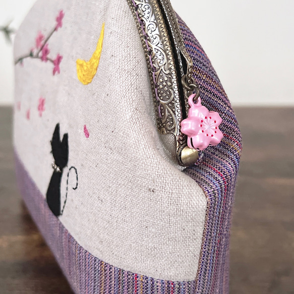 ＊会津木綿＊猫と月と桜の刺繍　がま口お化粧ポーチ（やたら紫ベージュ） 2枚目の画像
