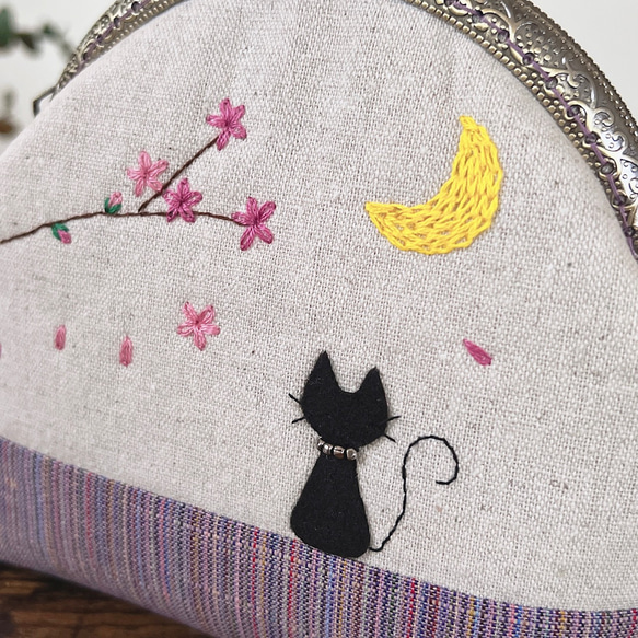 ＊会津木綿＊猫と月と桜の刺繍　がま口お化粧ポーチ（やたら紫ベージュ） 5枚目の画像