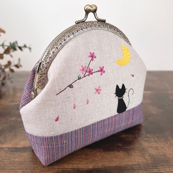 ＊会津木綿＊猫と月と桜の刺繍　がま口お化粧ポーチ（やたら紫ベージュ） 3枚目の画像