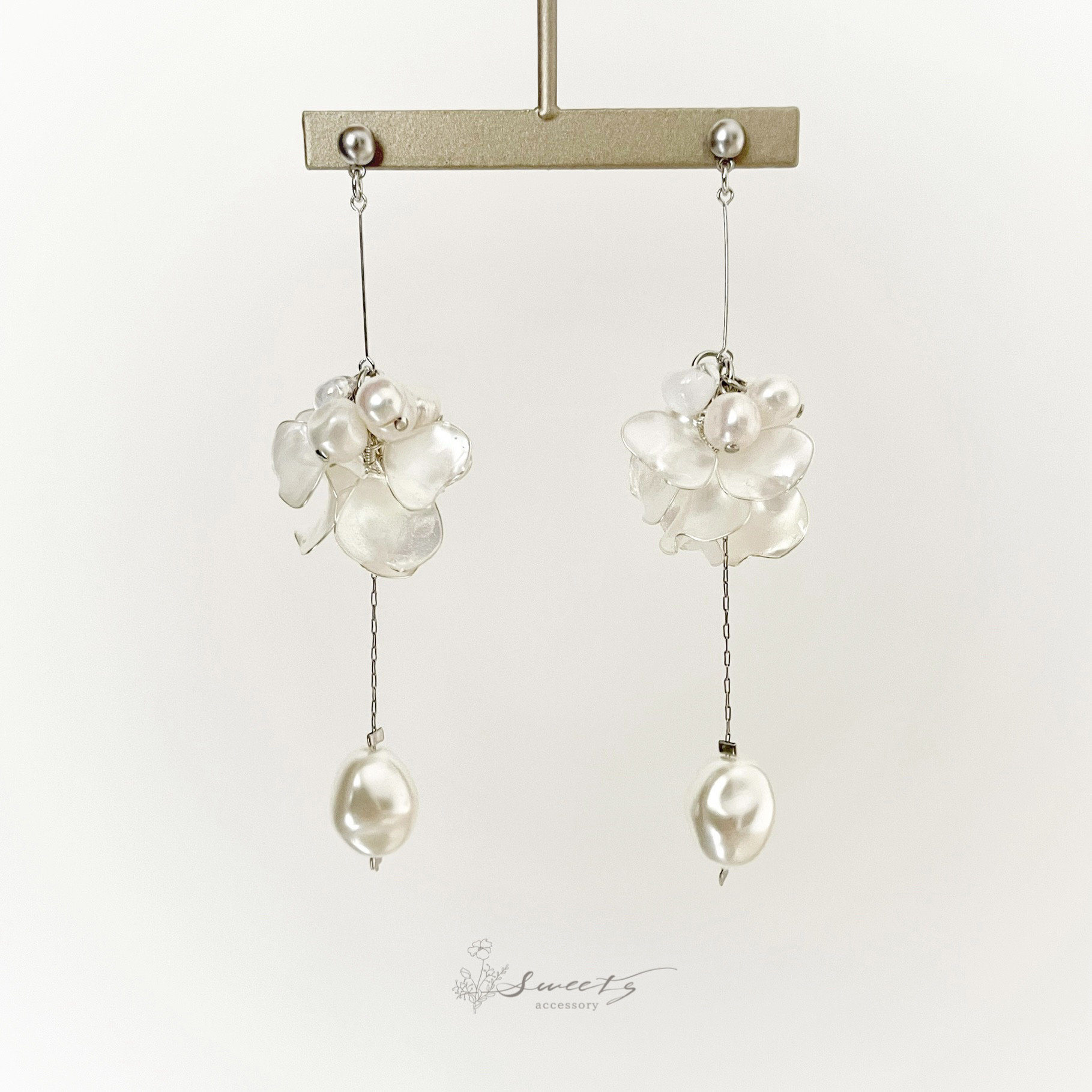 【〜flutter silver〜ﾌﾗｯﾀｰ ｼﾙﾊﾞｰ】花びらとパールピアス・イヤリング／ブライダル・ウェディング